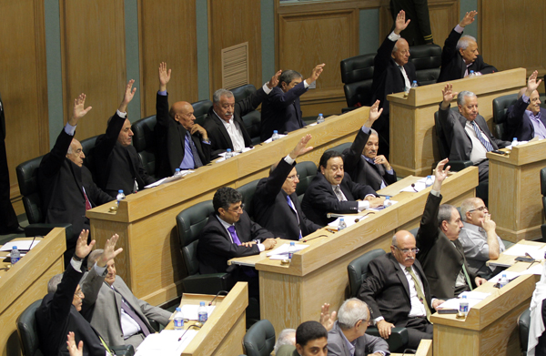 Senators and deputies attend a joint meeting to settle legislative differences over three bills on Sunday (Photo by Osama Aqarbeh)